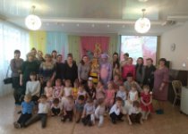 Праздник для наших мам "Дружная семейка"
